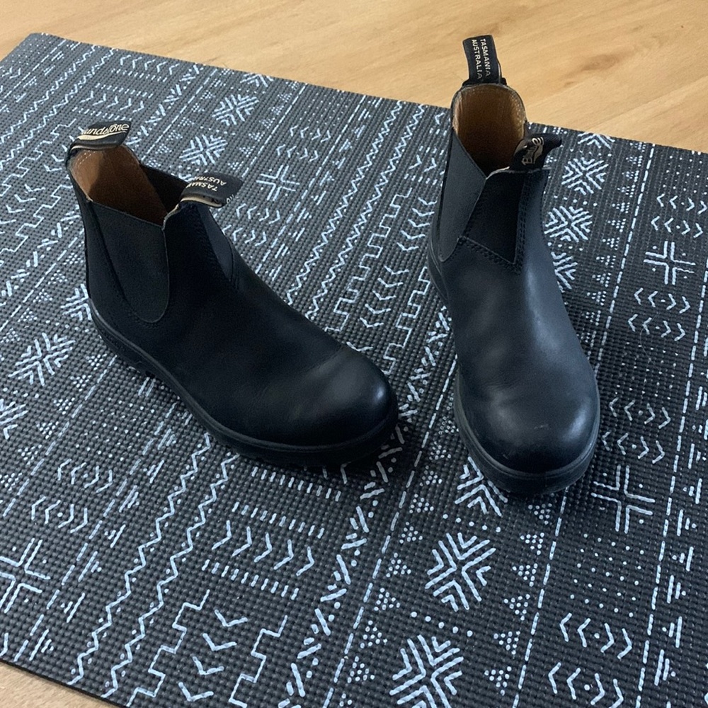 Black Blundstones